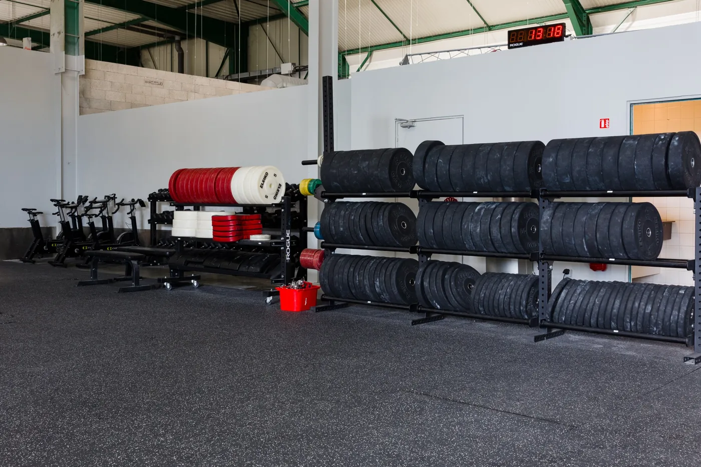 Disques et chrono de la box CrossFit