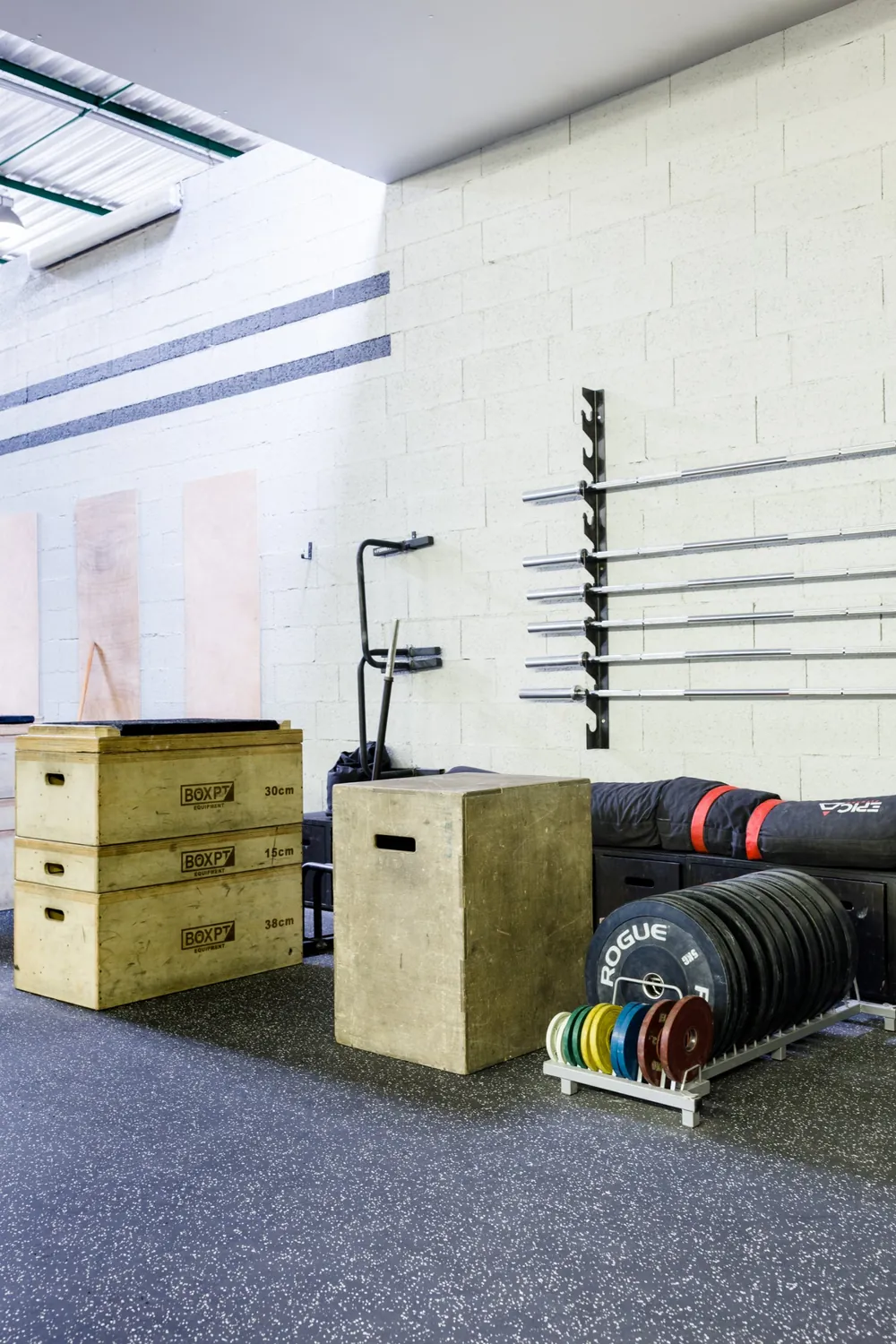 Boxes de saut et barres de la box CrossFit