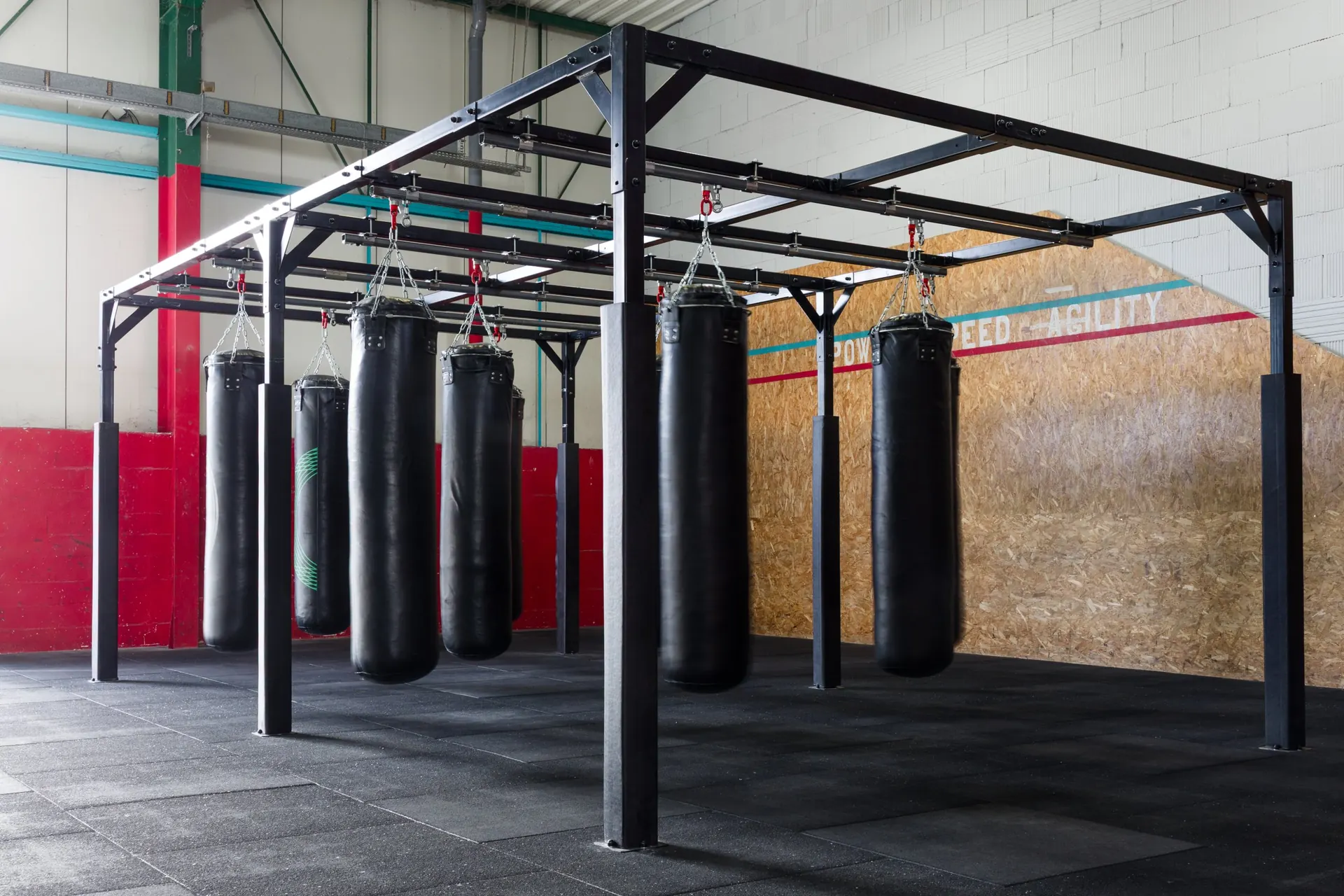 Portique de sacs de frappe du Boxing Club