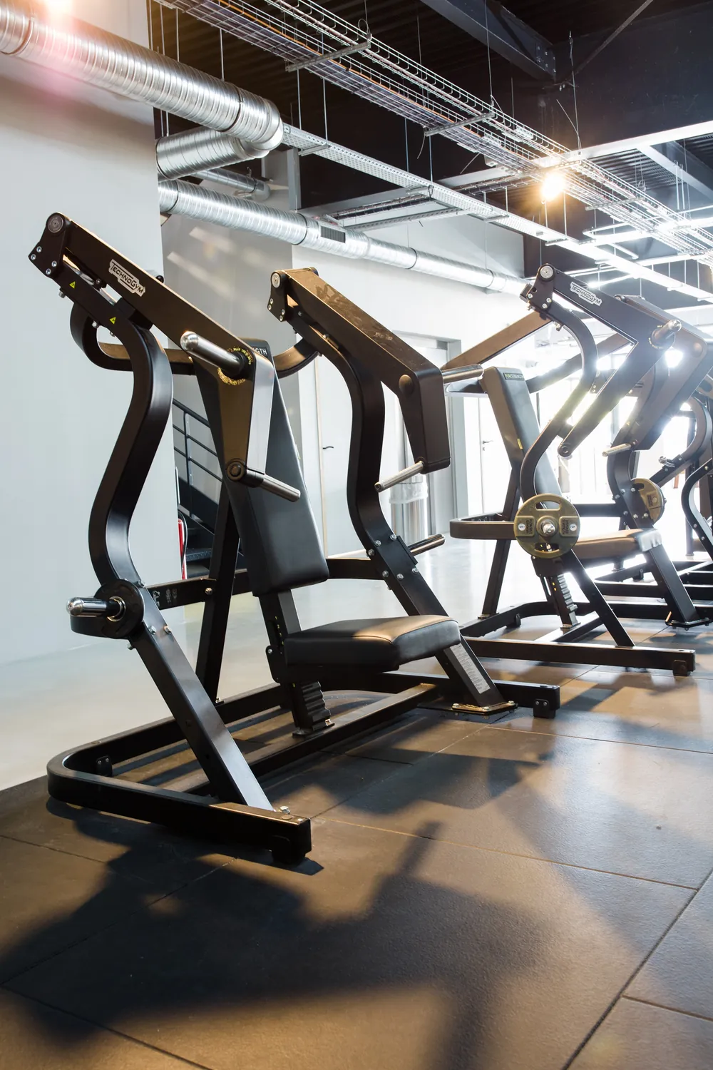 Machines de musculation à contre-jour