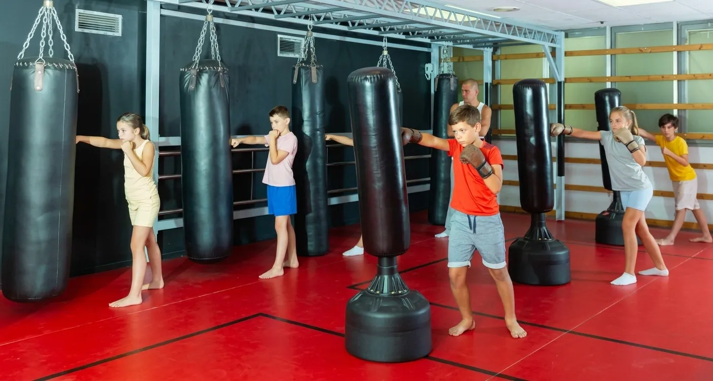 Enfants pendant un cours de boxe