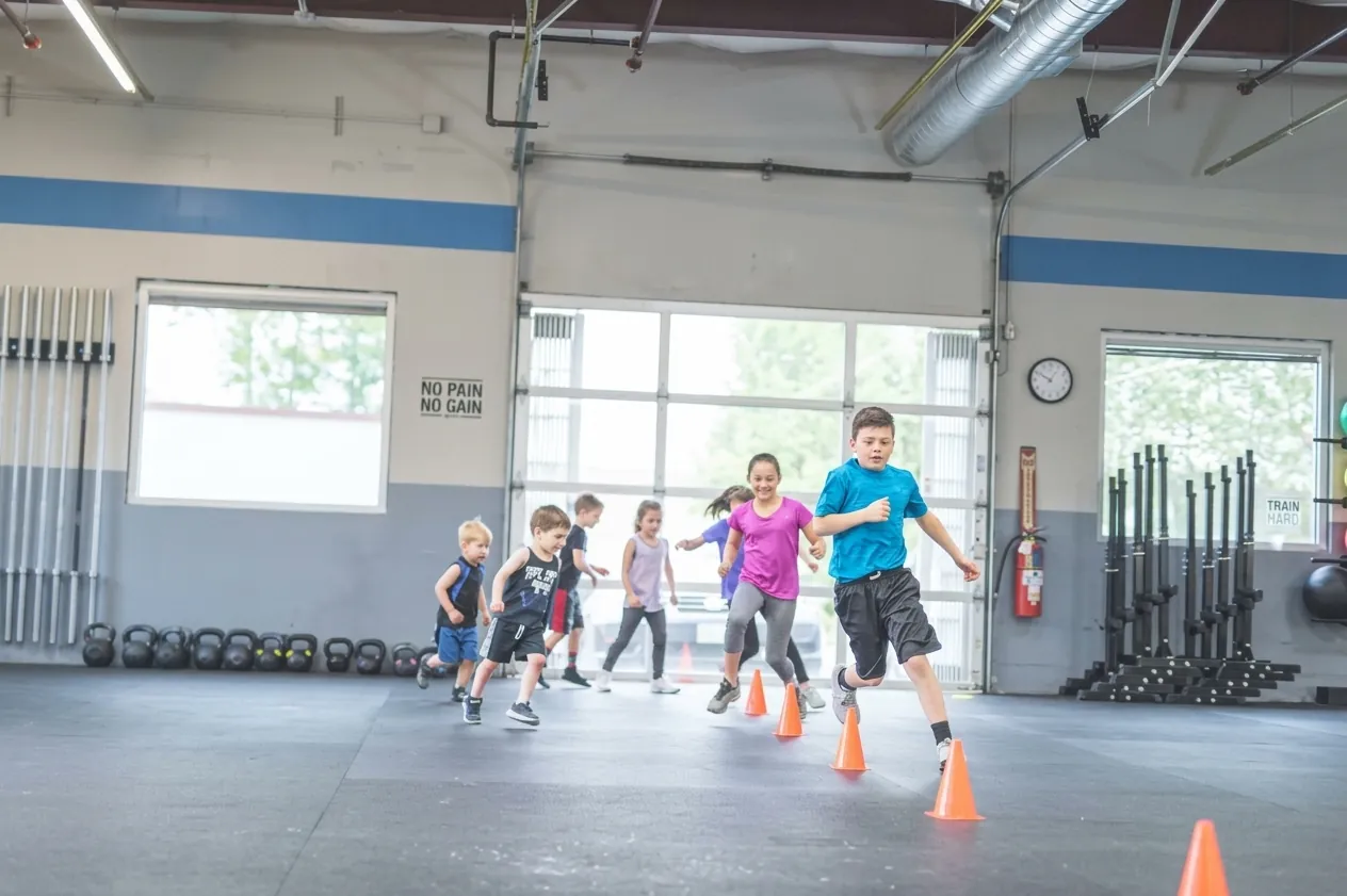 Enfants pendant un cours de CrossFit Kids