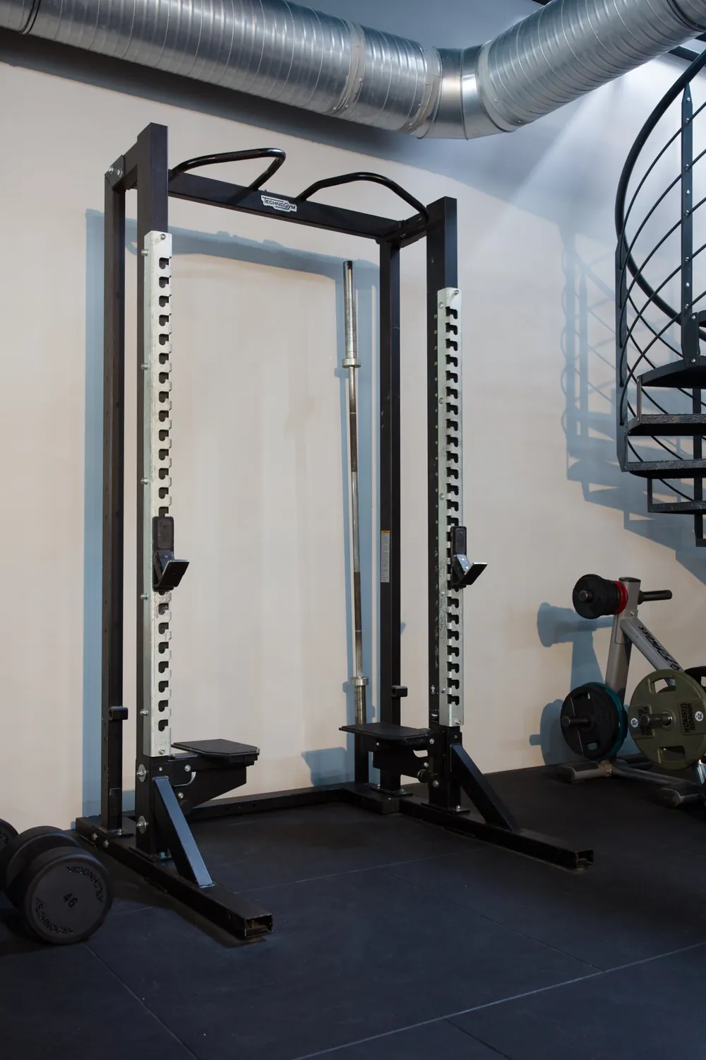 Rack de musculation et escalier en colimaçon